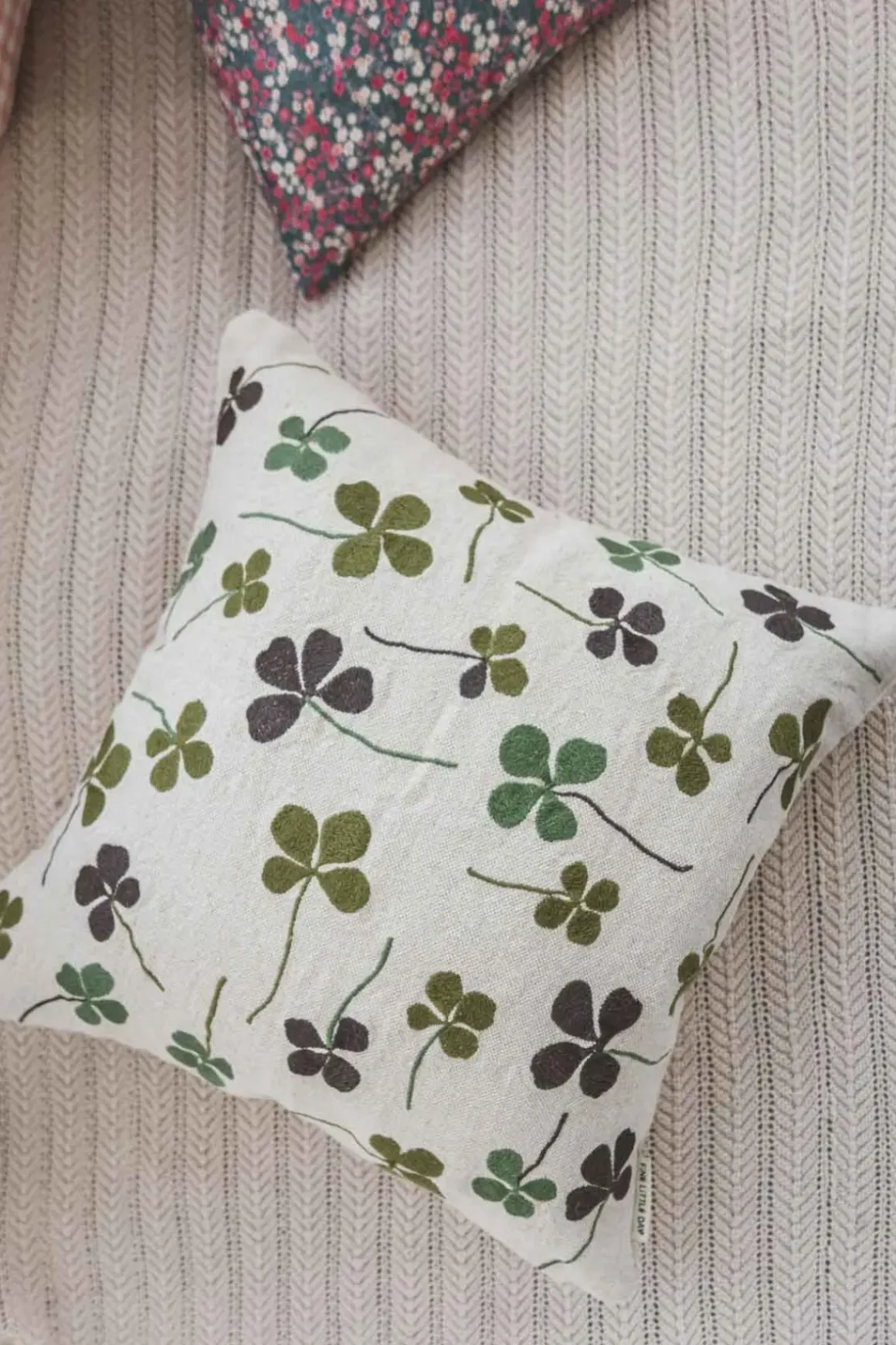 Putetrekk - Clover Embroidered 48x48cm
