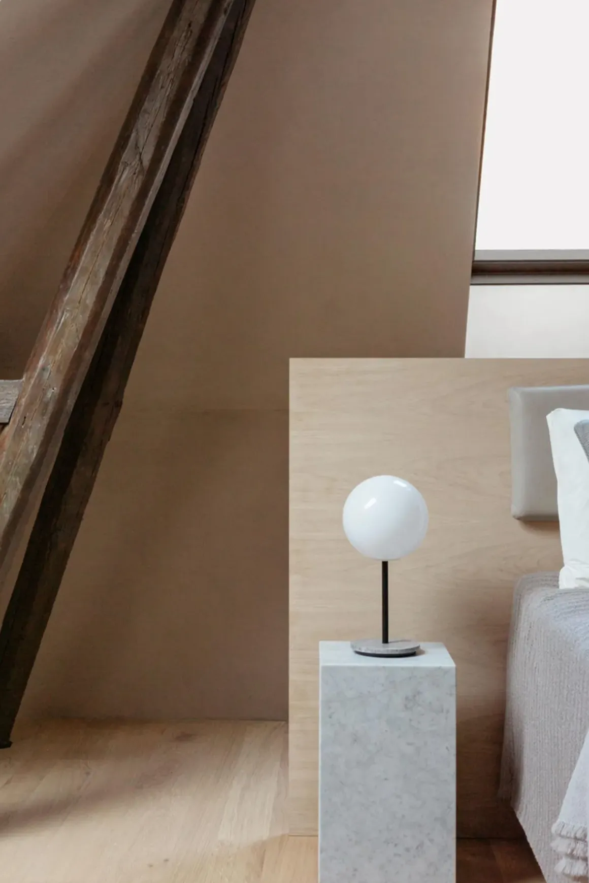 Sidebord - Plinth Tall 30x30xh51cm White Marble