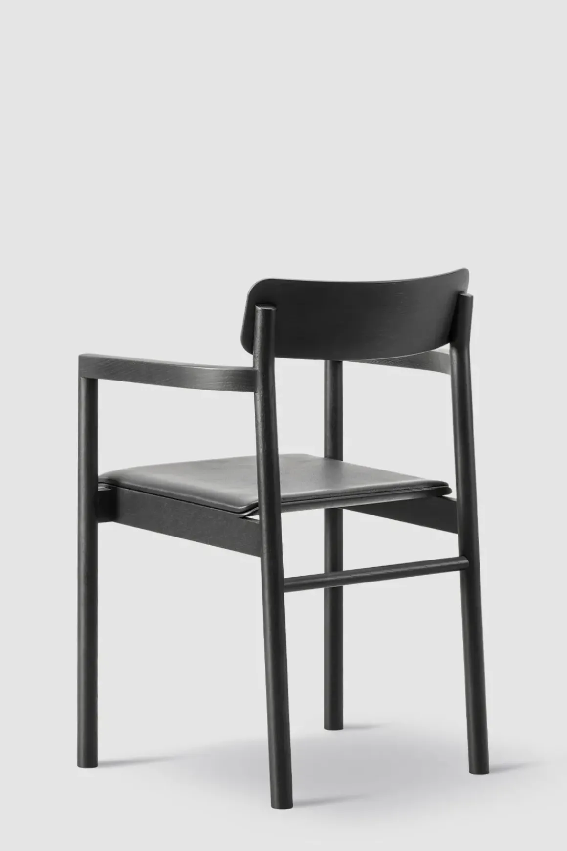 Spisestol - Post Chair Omni 301 Black Sortlakkert Eik