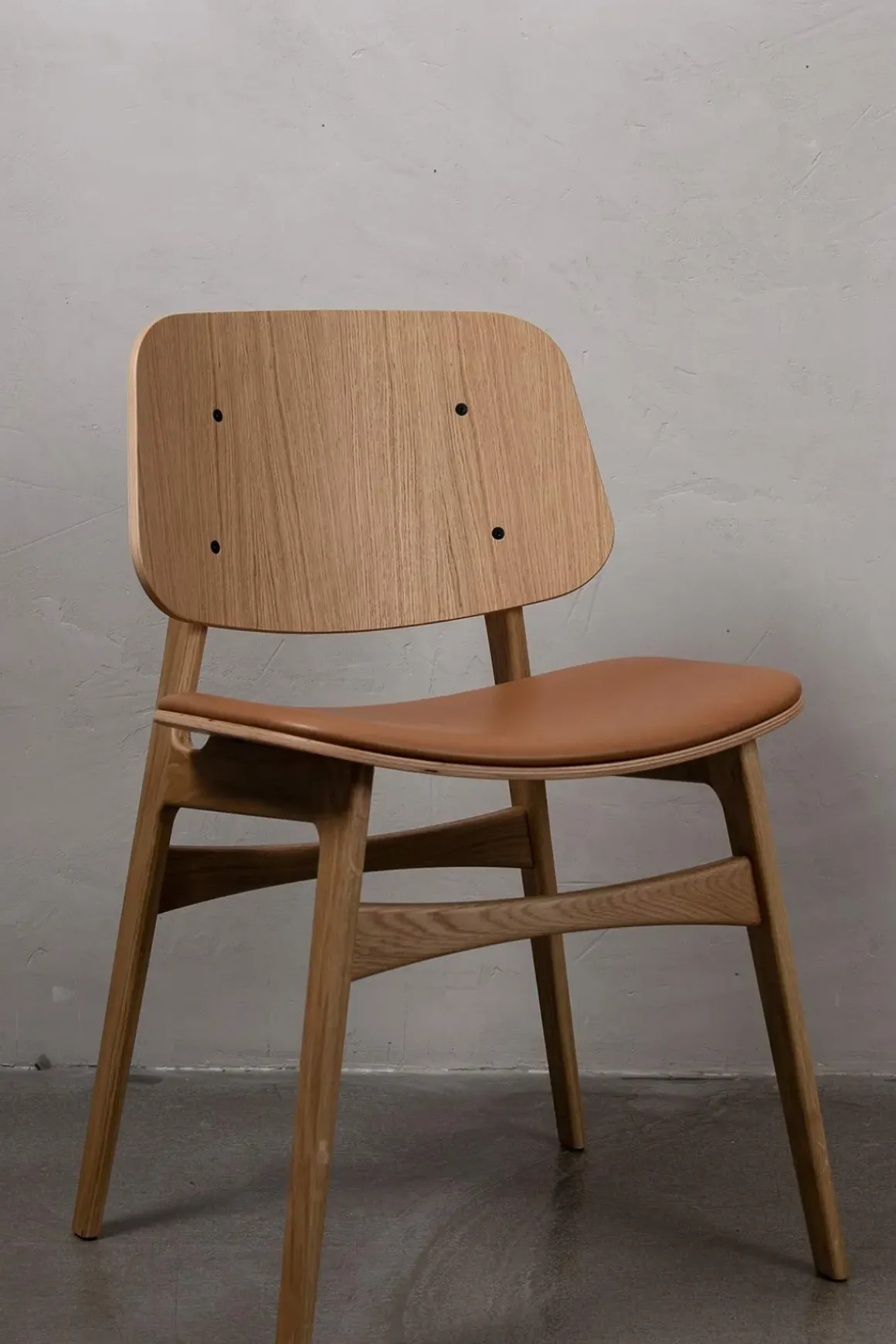 Spisestuestol - Søborg 3051 Lakkert Eik /75 Cognac Lær