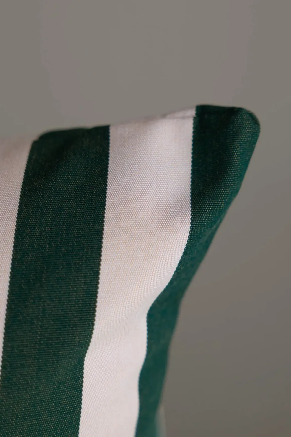 Utepute - Barriere 50x60cm Light Apricot/Dark Green Stripe